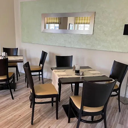 Und Restaurant Kranichsberg فندق