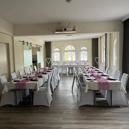 Und Restaurant Kranichsberg 호텔 3*